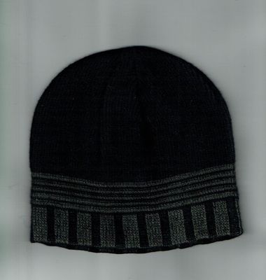 Un Bonnet "Noir" avec une Déco Rayure Gris, et sa Doublure Polaire pour Taille unique