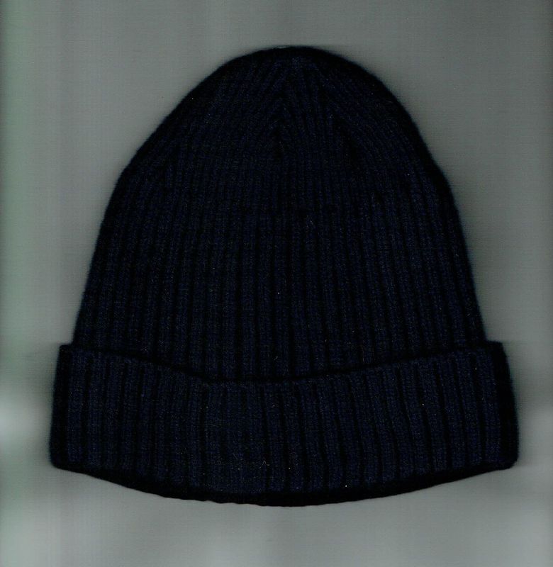 Un Bonnet "Noir" avec son "Revers Noir" avec sa Doublure Fourrure Polaire, en 60 % Viscose pour Taille unique.