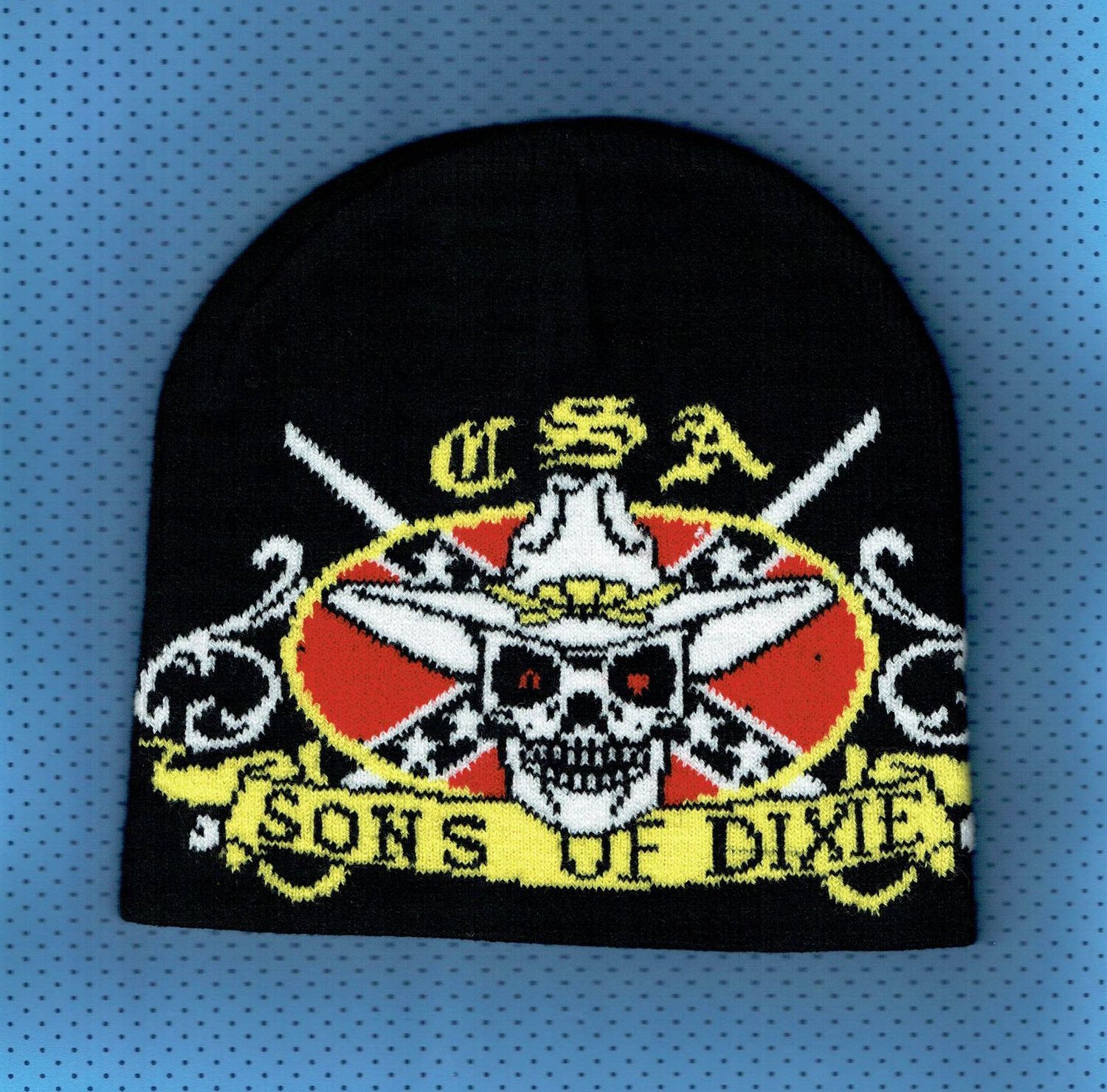 Un Bonnet Noir avec une Déco "Crâne Chapeau et Deux Sabres en Blanc" et Banderole "Sons Me Dixie" sur Jaune, Rouge, Noir