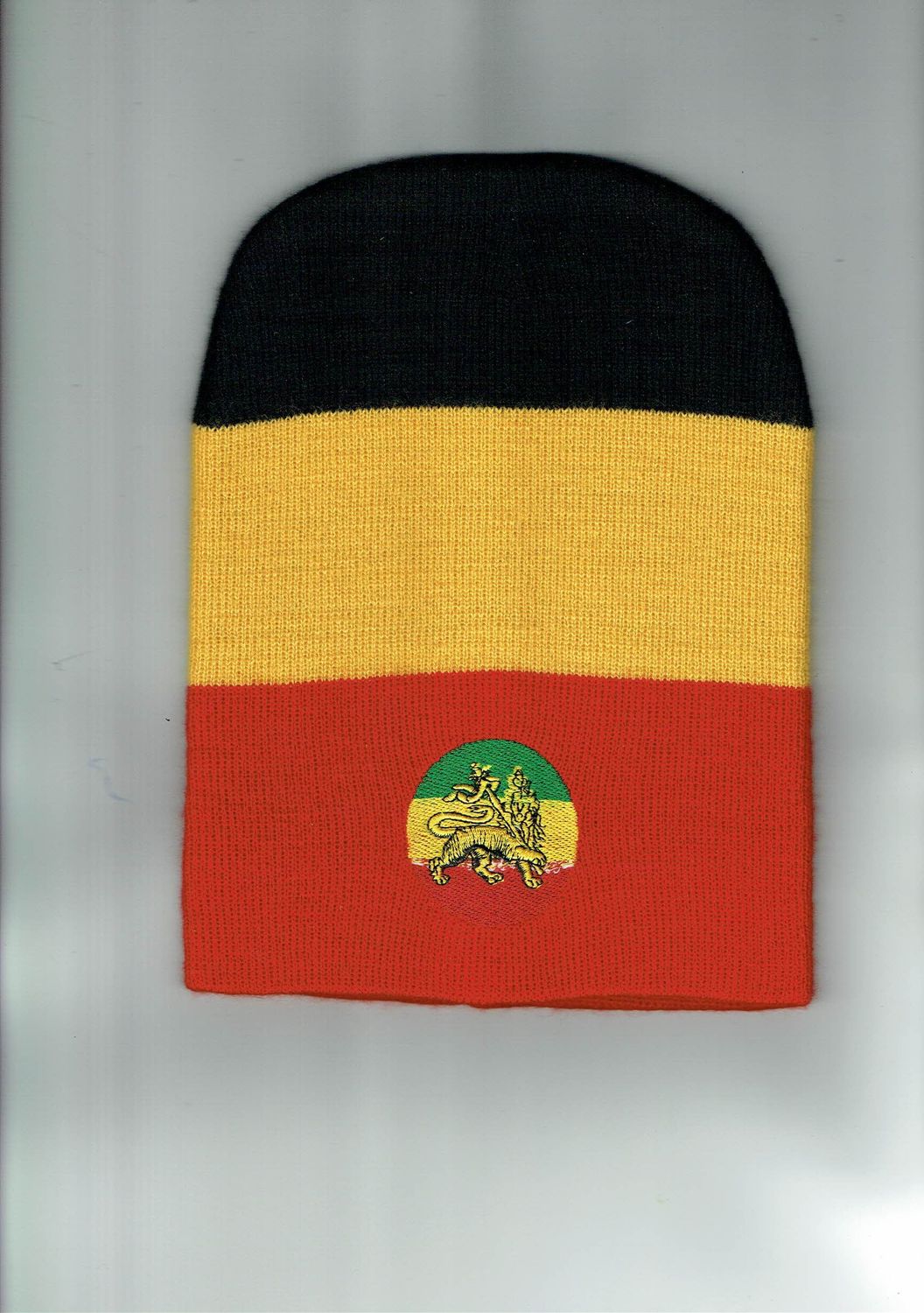Un Bonnet au Couleur "Reggae", Composé du Noir, Vert, Jaune, Rouge et son Logo "Lion",