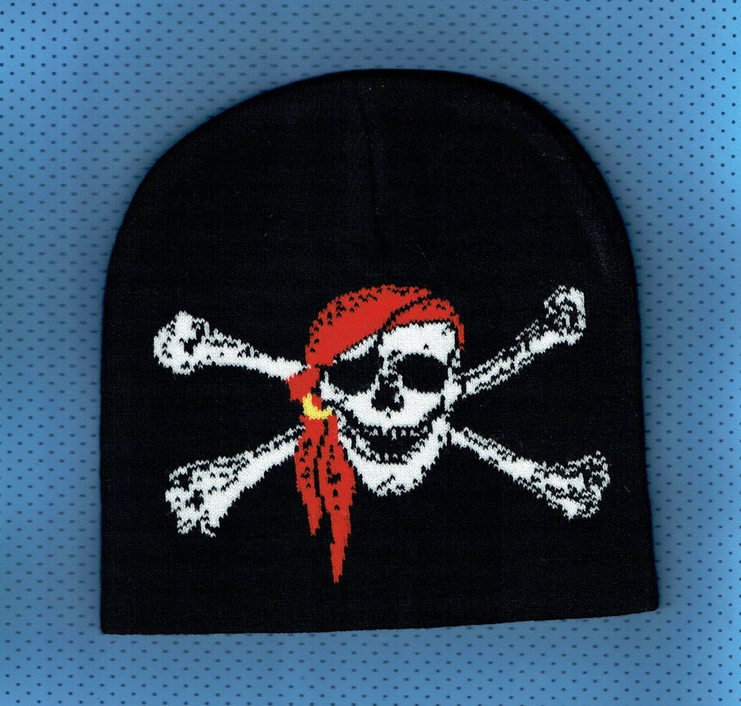 Un Bonnet Noir avec une Déco "Crâne 2 Os Blanc, Bandana Rouge", Pirate où Biker