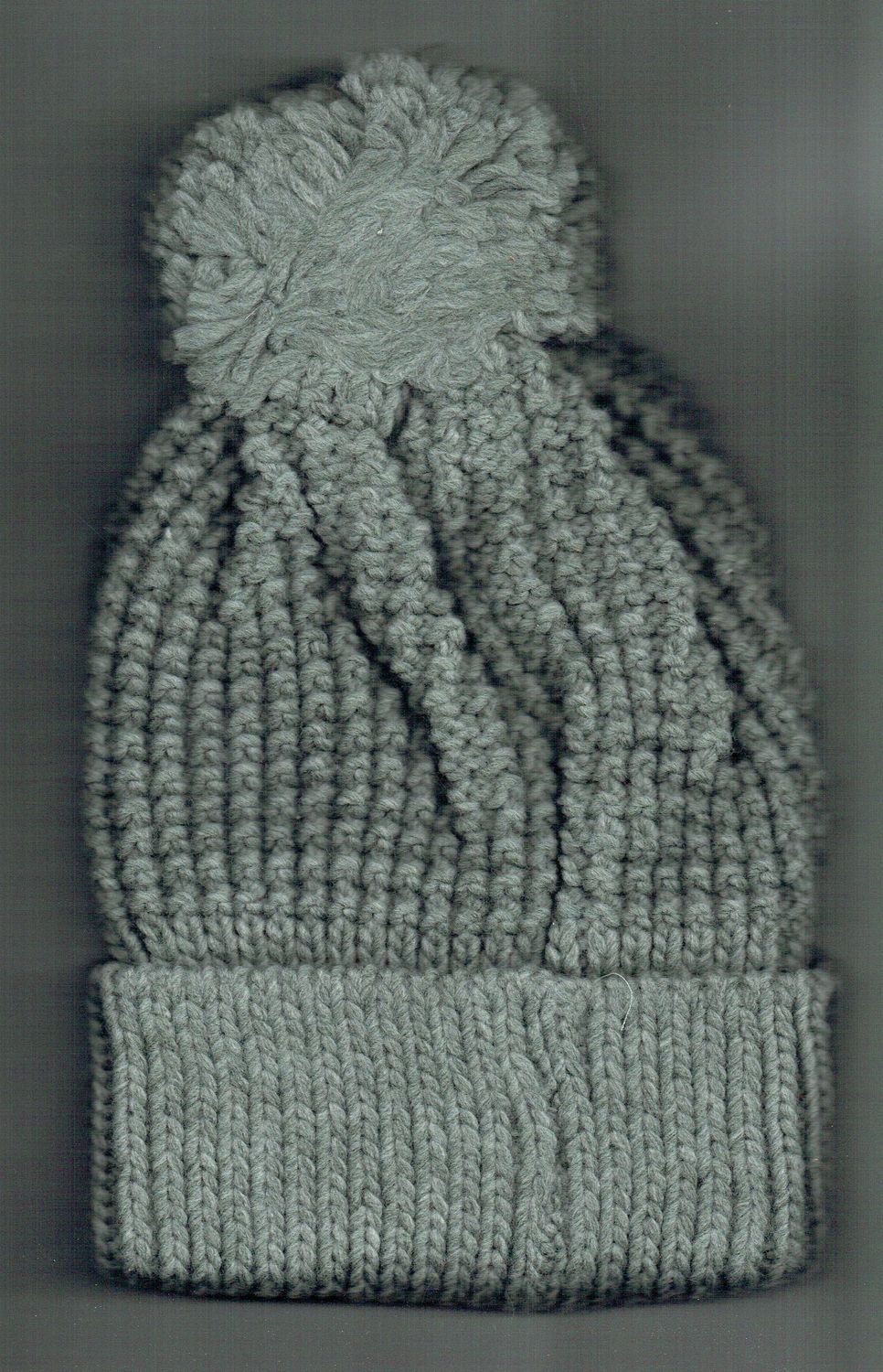 Un Bonnet de Couleur Gris avec un "Revers & Pom-Pom", Fabrication en Grosse Maille
