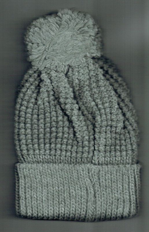 Un Bonnet de Couleur Gris avec un "Revers & Pom-Pom", Fabrication en Grosse Maille