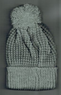 Un Bonnet de Couleur Gris avec un "Revers & Pom-Pom", Fabrication en Grosse Maille