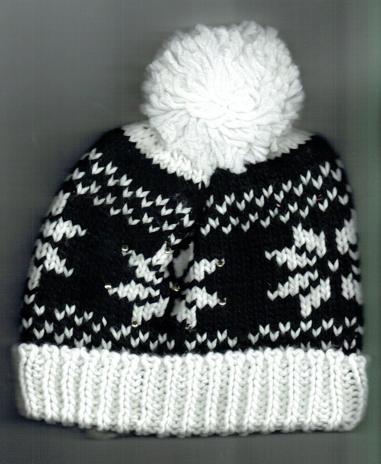 Un Bonnet de Couleur Blanc avec des "Étoiles Blanc sur Fond Bleu Marine Bleu" avec un "Revers & Pom-Pom Blanc", Fabrication en Grosse Maille