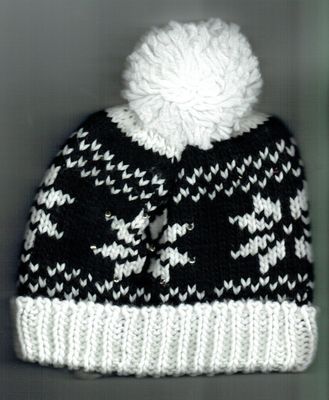 Un Bonnet de Couleur Blanc avec des "Étoiles Blanc sur Fond Bleu Marine Bleu" avec un "Revers & Pom-Pom Blanc", Fabrication en Grosse Maille