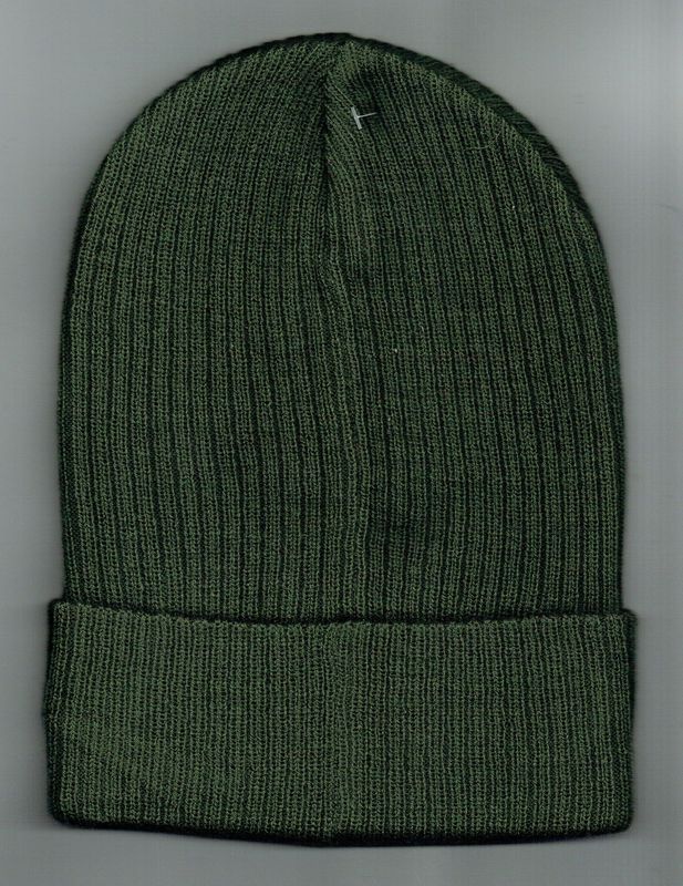 Un Bonnet de Couleur "Vert Militaire" avec Revers, Taille Unique