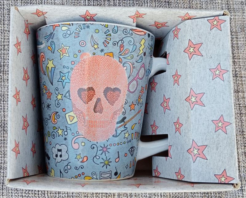 Mug "Crâne Rouge"avec des Symbol Fleurs, Étoiles, Musique, et Autres