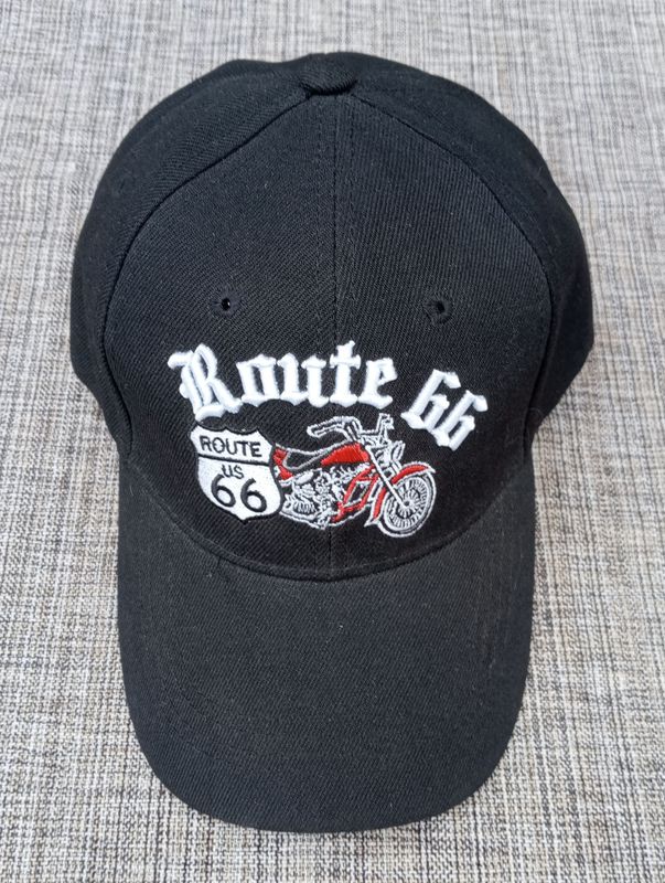 Une Casquette Noir avec une Broderie "Moto Rouge, Route 66 Blanc, Bouclier Route US 66", et sa Visière Noire Bombée