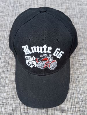 Une Casquette Noir avec une Broderie "Moto Rouge, Route 66 Blanc, Bouclier Route US 66", et sa Visière Noire Bombée