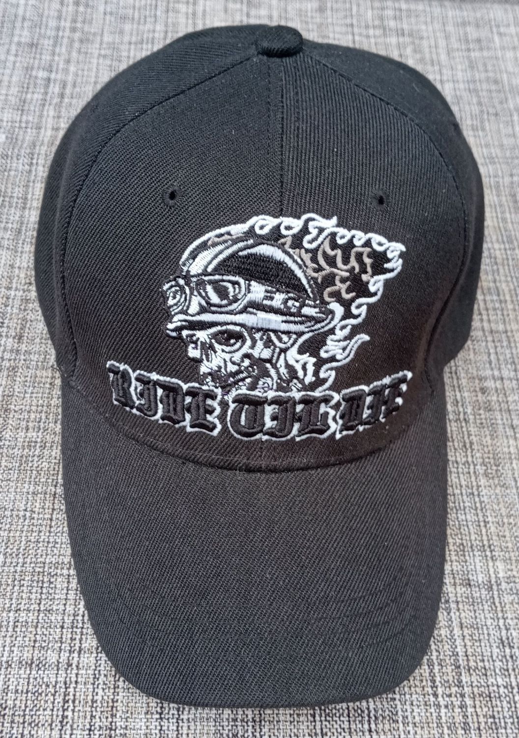 Une Casquette Noir avec une Broderie "Portrait Motard en Flamme, Ride Whil" et  sa Visière Noire Bombée