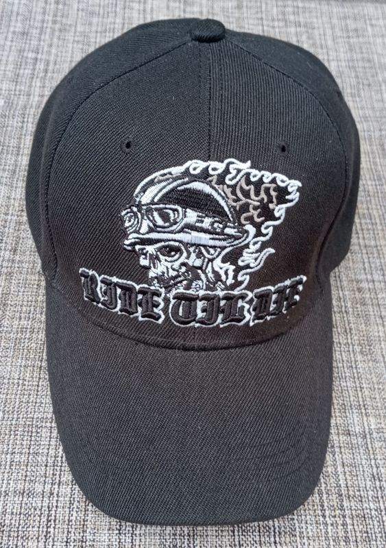 Une Casquette Noir avec une Broderie "Portrait Motard en Flamme, Ride Whil" et  sa Visière Noire Bombée