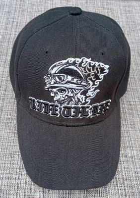 Une Casquette Noir avec une Broderie "Portrait Motard en Flamme, Ride Whil" et  sa Visière Noire Bombée