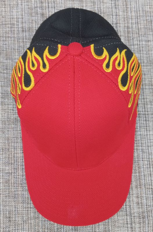 Une Casquette Rouge avec une Broderie "Flamme Noir/Jaune" à l'Arrière et sa Visière Bombée Rouge
