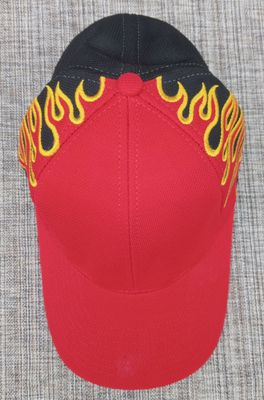 Une Casquette Rouge avec une Broderie "Flamme Noir/Jaune" à l'Arrière et sa Visière Bombée Rouge
