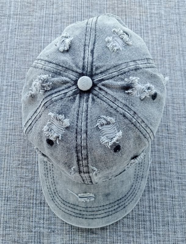 Une Casquette  en Jean's de Couleur "Noir Vieilli Déchiré" et sa Visière Noir Vieilli Déchiré Bombée