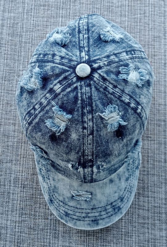 Une Casquette  en Jean's de Couleur "Bleu Vieilli Déchiré" et sa Visière Bleu Vieilli Déchiré Bombée