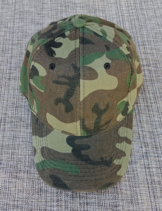 Une Casquette Camouflage Représentant des "Tâches Vert Militaire"  et sa Visière Bombée