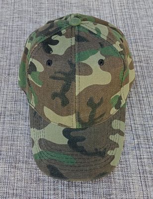 Une Casquette Camouflage Représentant des "Tâches Vert Militaire"  et sa Visière Bombée