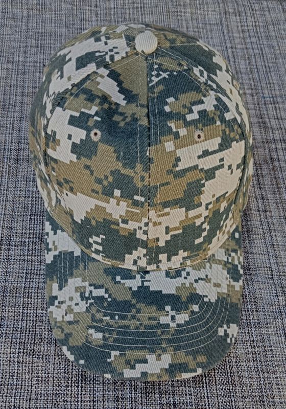 Une Casquette Camouflage Représentant des "Vert/Marron Pixels Militaire"  et sa Visière Bombée