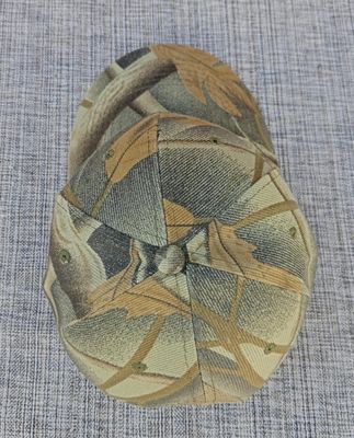 Une Casquette Camouflage Représentant des "Feuilles Vert Militaire"  et sa Visière Bombée