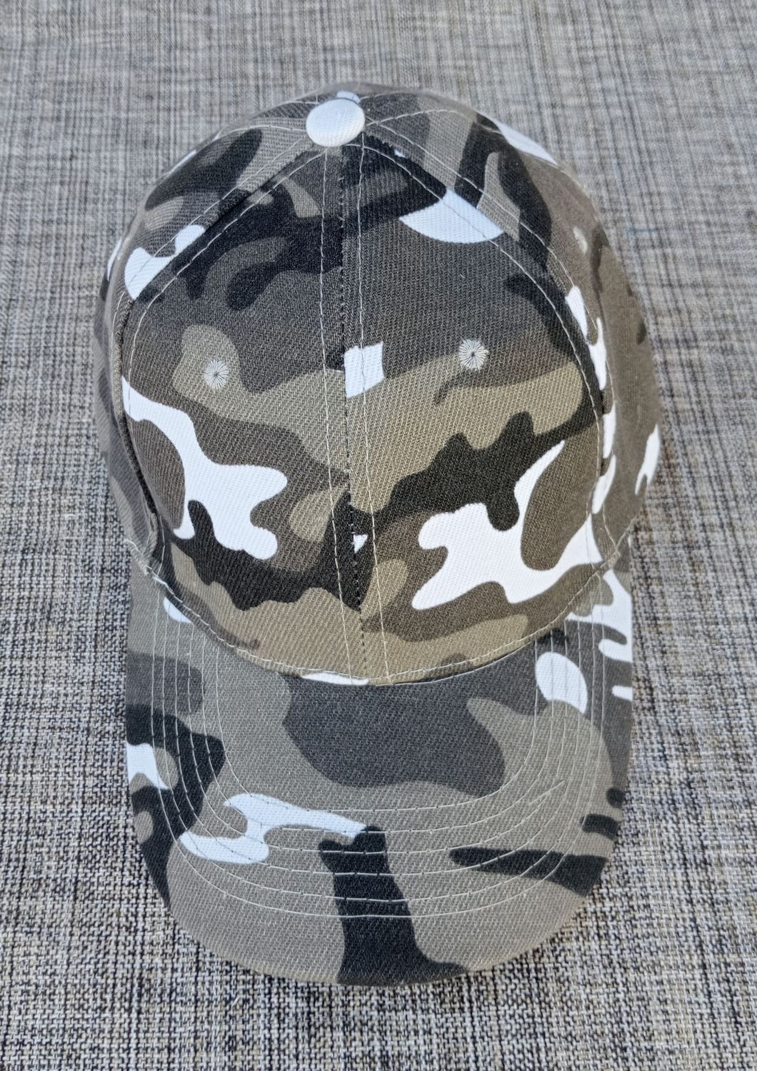 Une Casquette Camouflage Représentant des "Tâches Gris/Marron Militaire"  et sa Visière Bombée