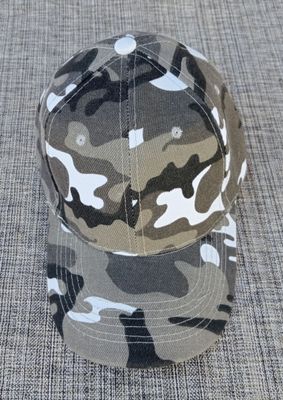 Une Casquette Camouflage Représentant des "Tâches Gris/Marron Militaire"  et sa Visière Bombée