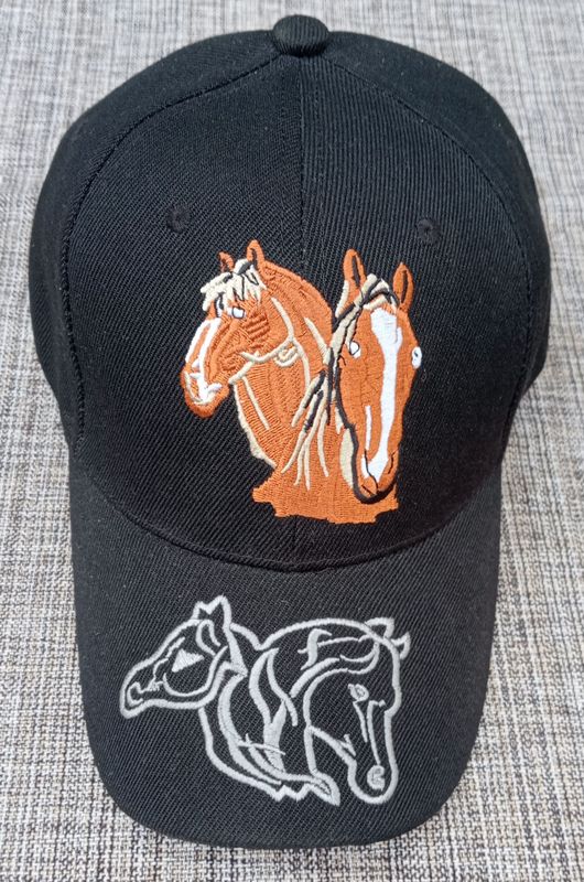 Une Casquette Noir avec une Broderie Une Casquette Noir avec une Broderie "deux Portraits de Cheval Marron" et sur sa Visière Bombée, Broderie "Portrait en Crayon Blanc deux Chevaux"