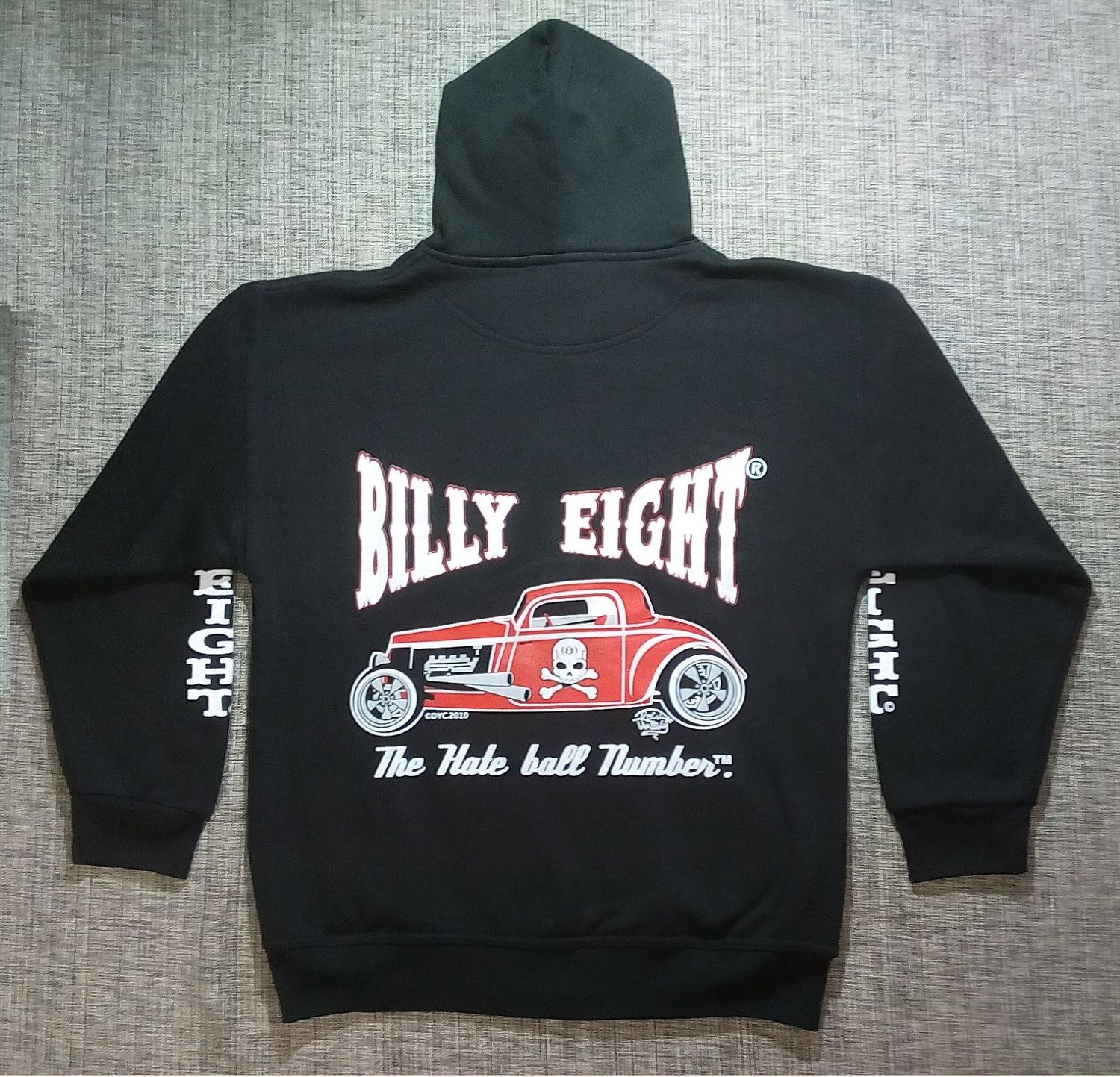 Un Sweat "Noir" de Taille 52/54, Retrouvez La Magnifique Marque "Billy Eight" Représente un "Hot Rod Rouge, Crâne 2 Os", et "The Hale Ball Number".