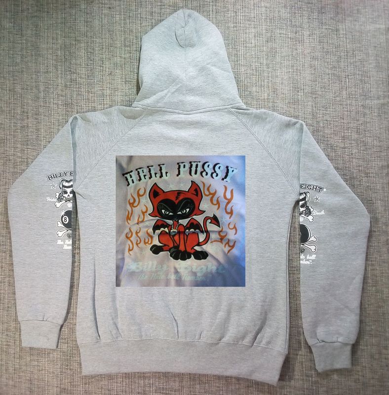 Un Sweat Un Sweat "Gris Clair" de Taille 54/56 Retrouvez La Magnifique Marque "Billy Eight" Représente sa "Diablesse Rouge prêt à Vous bondir... ", et son "Hell Pussy".