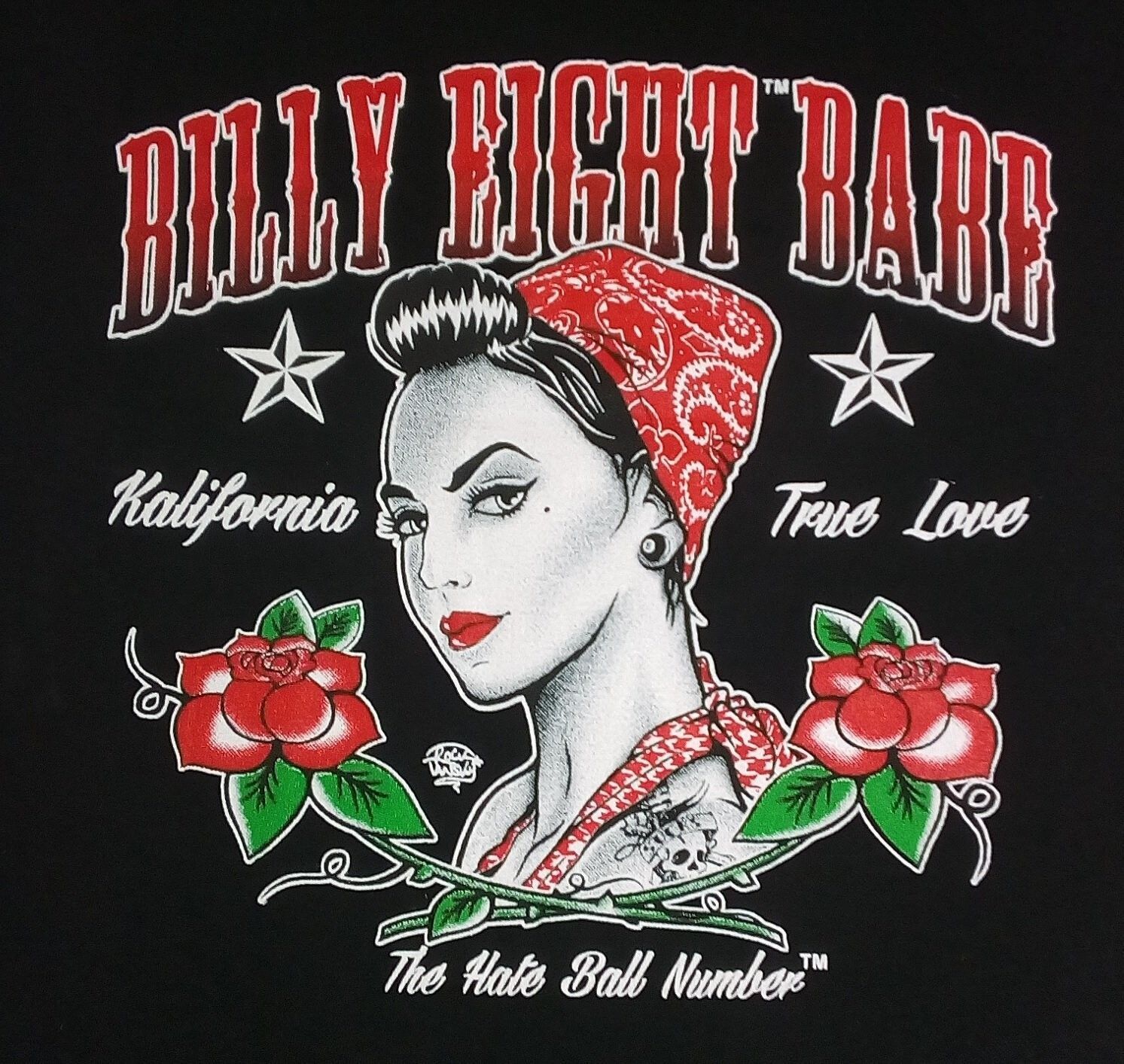 Un Sweat "Rouge" de Taille 42/44, Retrouvez La Magnifique Marque "Billy Eight" Représente un "Portrait de Babe, Bandanas et Roses Rouge".