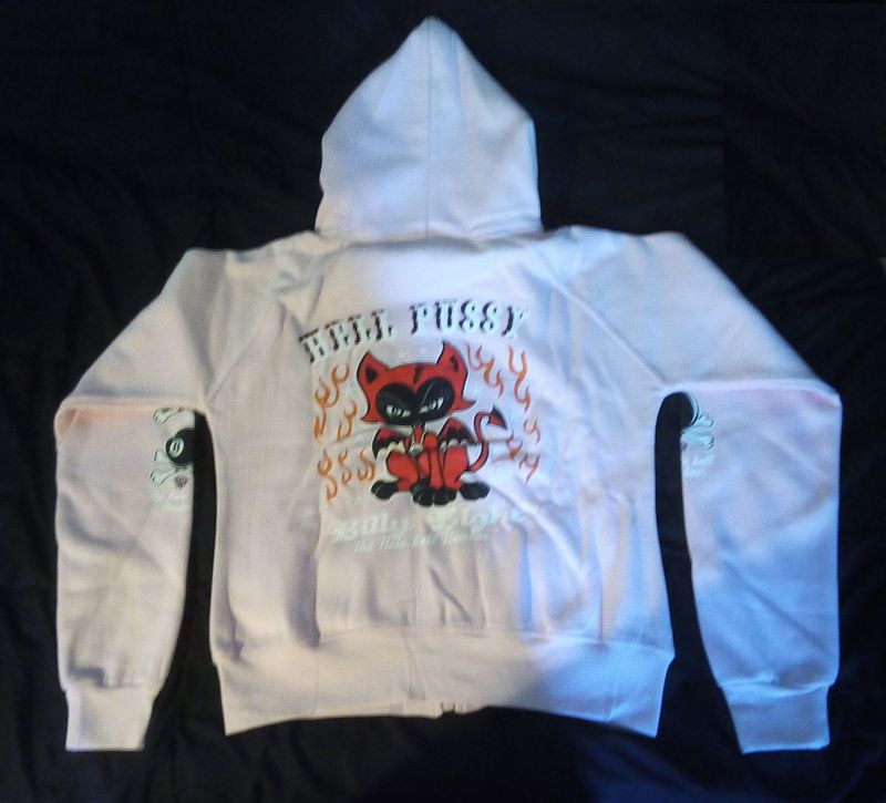 Un Sweat Un Sweat "Rose Clair" de Taille 52/54 Retrouvez La Magnifique Marque "Billy Eight" Représente sa "Diablesse Rouge prêt à Vous bondir... ", et son "Hell Pussy".