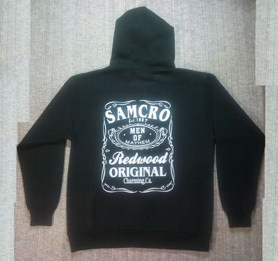 Un Sweat "Noir"de Taille 56/58  Représente le "Logo Samcro Redwood Original".