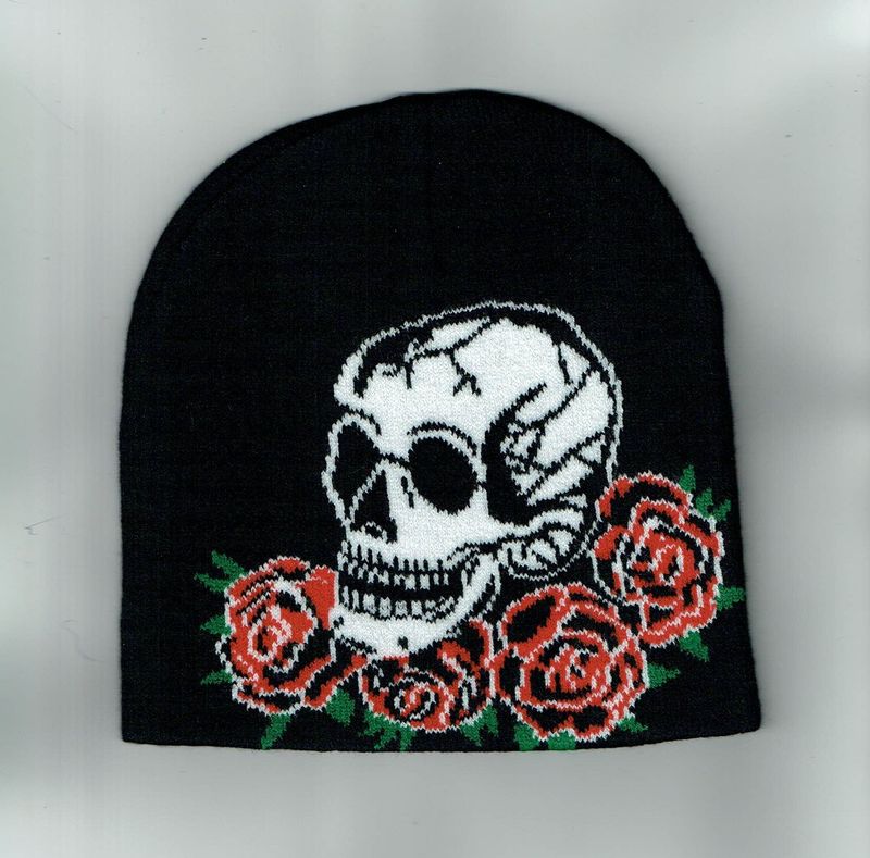 Un Bonnet Noir avec une Déco "Crâne Blanc, Quatre Roses Rouges"