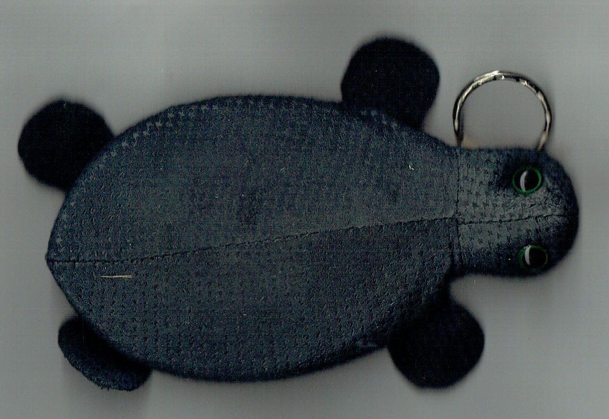 Un Porte-Monnaie de Style "Torture" Composé de "Chute Cuir" de Couleur Gris et un Dos Crème - avec un Anneau pour Clés.