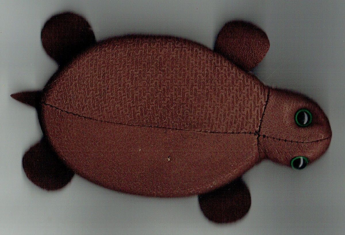 Un Porte-Monnaie de Style "Torture" Composé de "Chute Cuir" de Couleur Marron et un Dos Crème - avec un Anneau pour Clés.