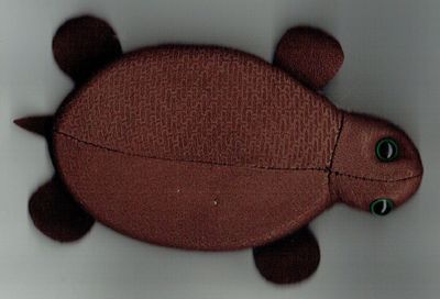 Un Porte-Monnaie de Style "Torture" Composé de "Chute Cuir" de Couleur Marron et un Dos Crème - avec un Anneau pour Clés.