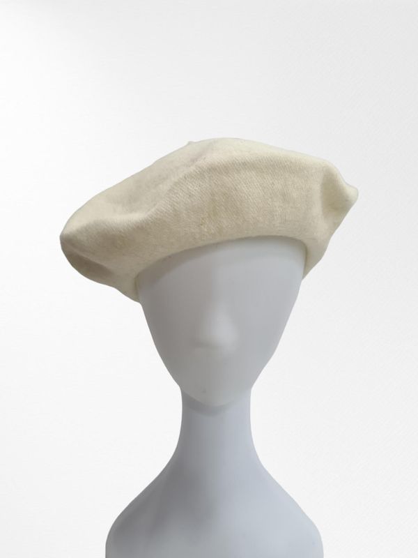 Retrouvé un Style Parisien avec , "Le Béret", un Couvres-Chefs Intemporels, de Couleur Blanc.