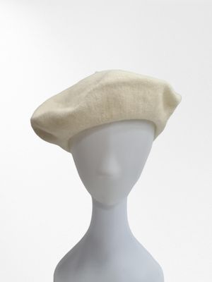 Retrouvé un Style Parisien avec , "Le Béret", un Couvres-Chefs Intemporels, de Couleur Blanc.
