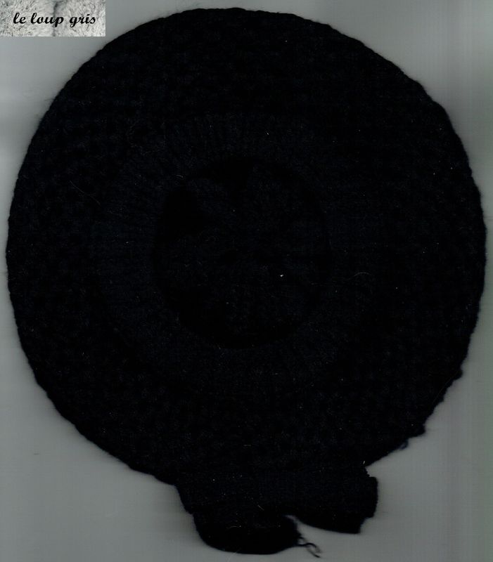 Retrouvé un Style Parisien avec , "Le Béret", un Couvres-Chefs Intemporels, de Couleur Noir.