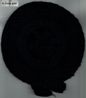 Retrouvé un Style Parisien avec , "Le Béret", un Couvres-Chefs Intemporels, de Couleur Noir.