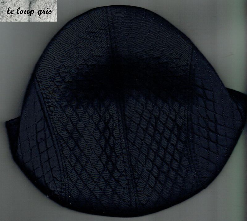 Retrouvé une Culture Britanniques  avec, "Le Béret Casquette Plat", un Couvres-Chefs Intemporels, de Couleur Bleu Marine.
