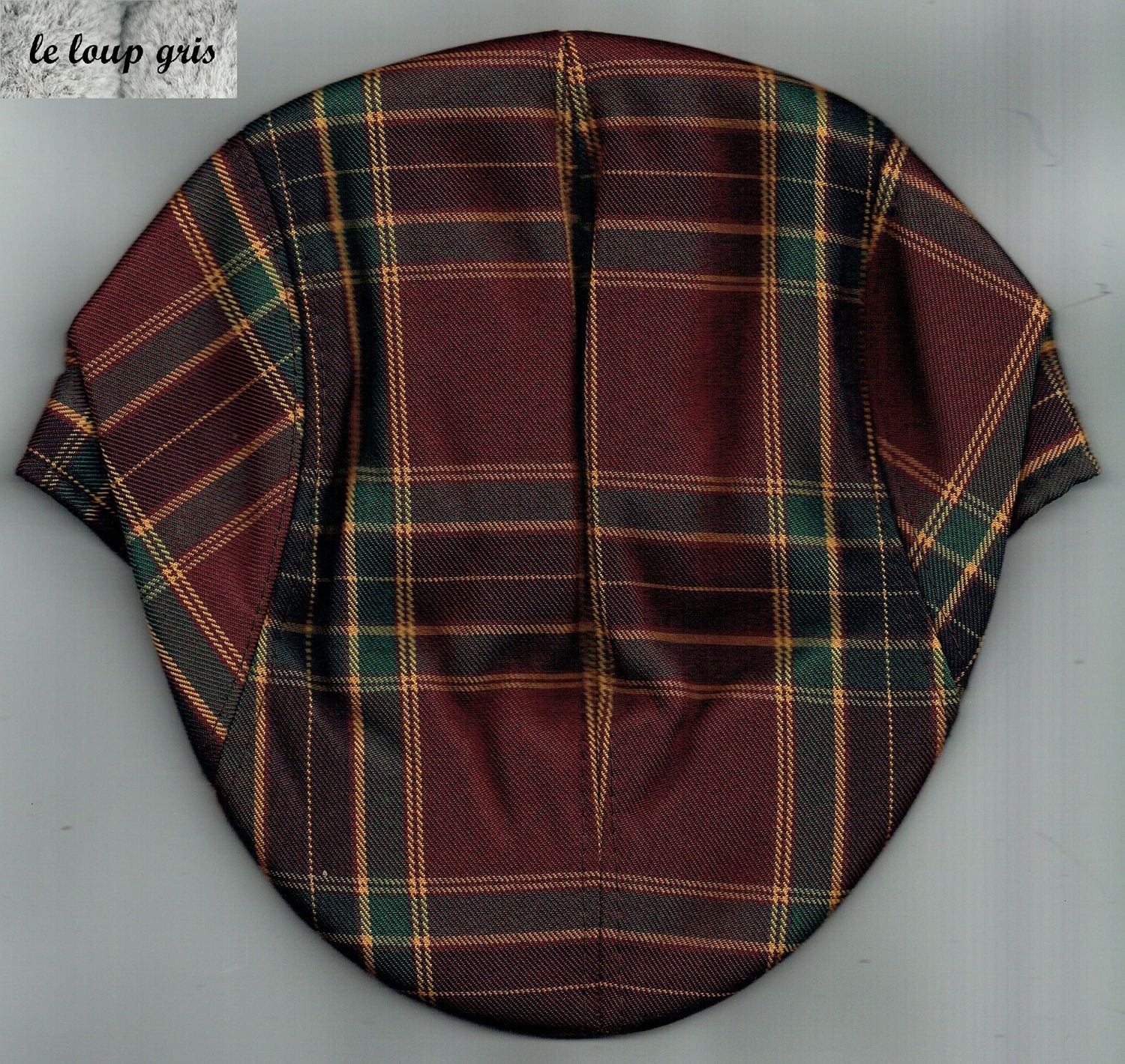 Retrouvé une Culture Britanniques  avec, "Le Béret Casquette Plat", un Couvres-Chefs Intemporels, de Couleur Bordeaux Écossais.