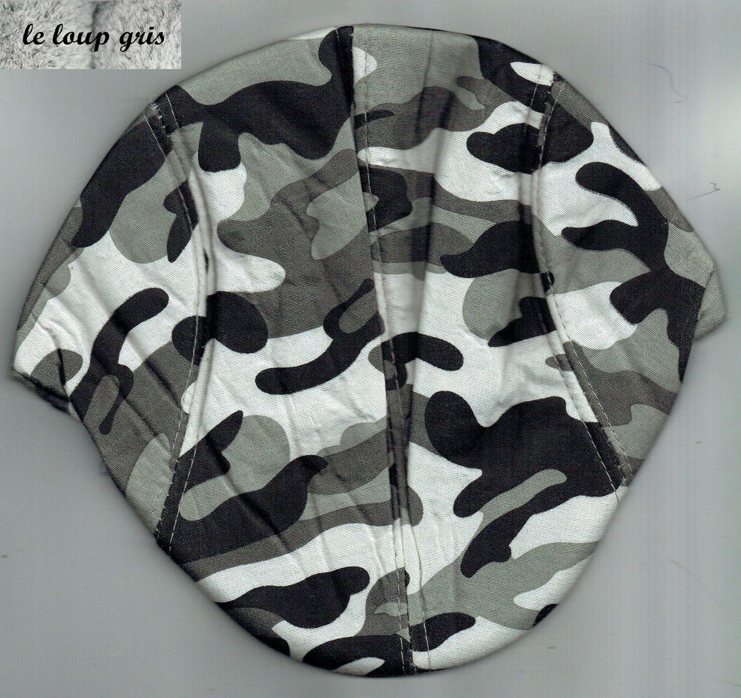 Retrouvé une Culture Britanniques  avec, "Le Béret Casquette Plat", un Couvres-Chefs Intemporels, de Couleur Gris Camouflage.