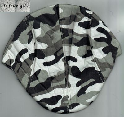Retrouvé une Culture Britanniques  avec, "Le Béret Casquette Plat", un Couvres-Chefs Intemporels, de Couleur Gris Camouflage.