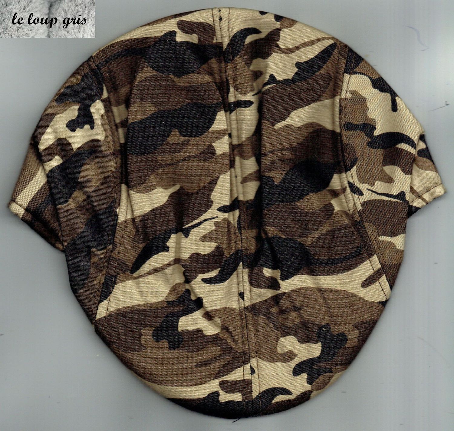 Retrouvé une Culture Britanniques  avec, "Le Béret Casquette Plat", un Couvres-Chefs Intemporels, de Couleur Marron Camouflage.