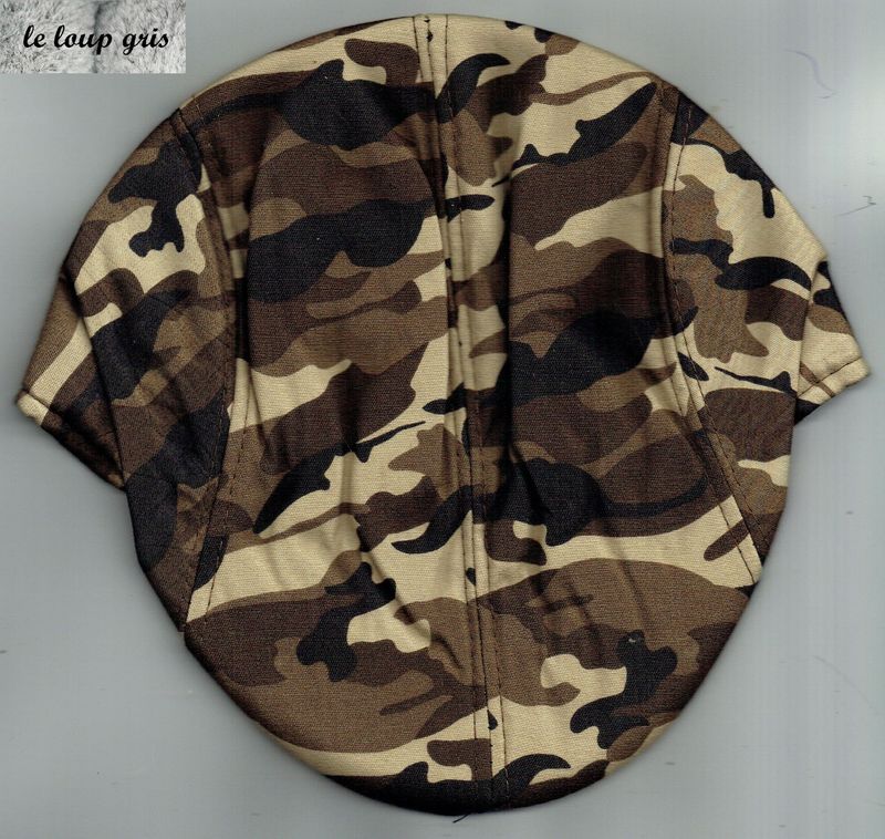 Retrouvé une Culture Britanniques  avec, "Le Béret Casquette Plat", un Couvres-Chefs Intemporels, de Couleur Marron Camouflage.