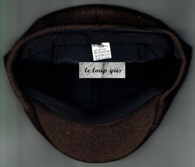 Retrouvé une Culture Britanniques  avec, "Le Béret Casquette Plat", un Couvres-Chefs Intemporels, de Couleur Marron.