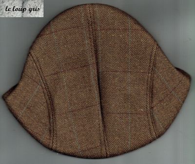 Retrouvé une Culture Britanniques  avec, "Le Béret Casquette Plat", un Couvres-Chefs Intemporels, de Couleur Marron Damier.