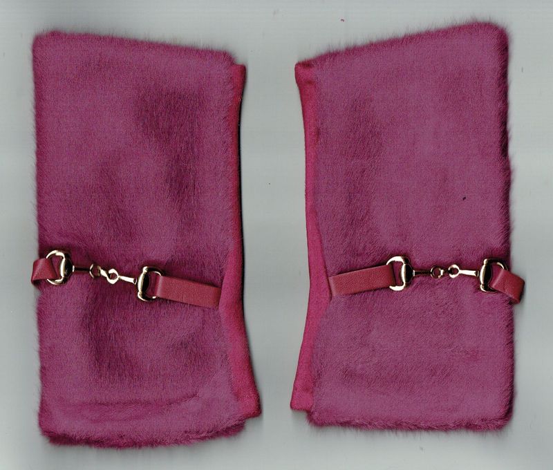 Une Paire de Gants Une Paire de Gants "Mitaine" En "Viscose,Cotton, Laine " Recouverte d'une Fourrure au Dessus, de Couleur Rose Foncé, pour une Taille Unis de T6 à T8